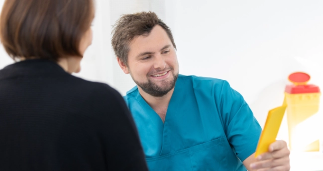 M. M. Nickertz bei der Impfaufklärung mit einer Patientin