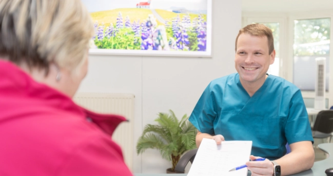 M. M. Nickertz im Gespräch mit einem Patienten